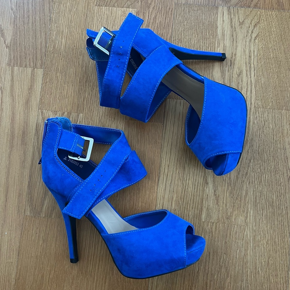 Very comfy blue heels